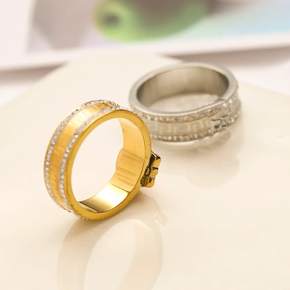 Jóias de luxo Anéis de grife Feminino Love Charms Suprimentos de casamento Anel de aço inoxidável banhado a ouro 18K Anel de dedo fino ZG1938
