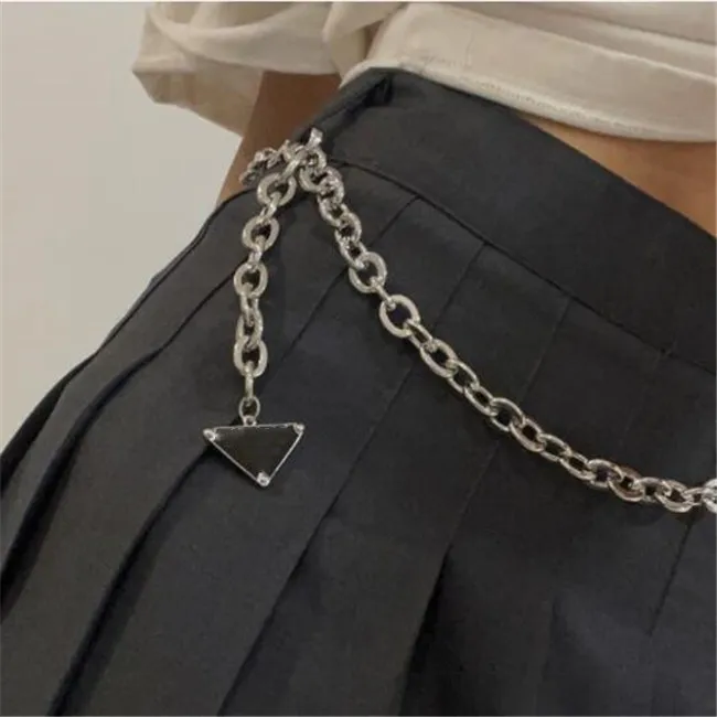 Cintura a catena per donna Cinture di lusso di design da donna Collegamenti a triangolo Accessori per abiti da donna Catene d'argento Cinturino da donna Cinture a lettera