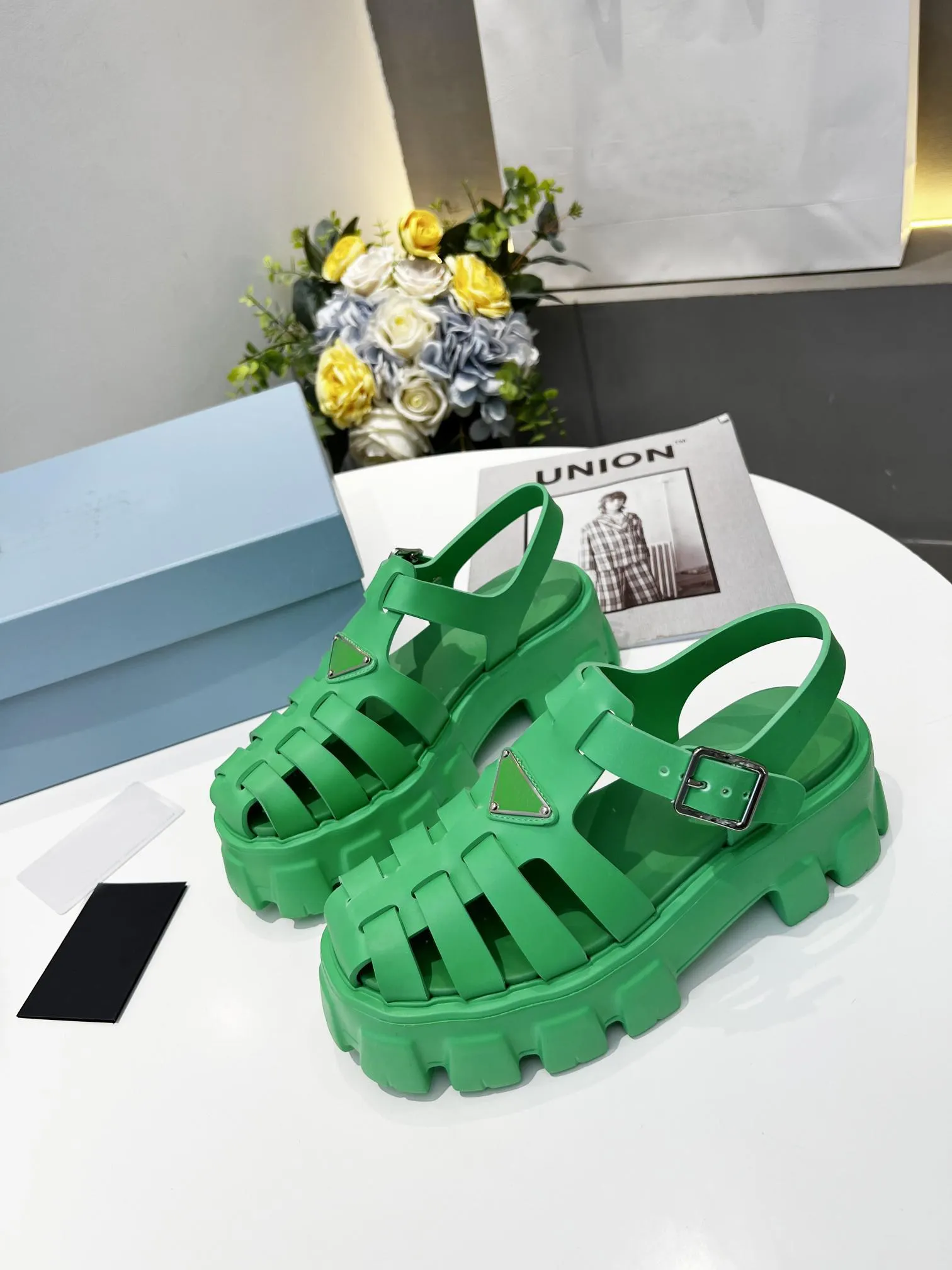 Sports Sandals Woman Trainers Casual Shoe Lady Shoes Designer Thick Bottom Metal Belt Buckle Fashion Leather Beach Letter Platform With Box Size 35-40