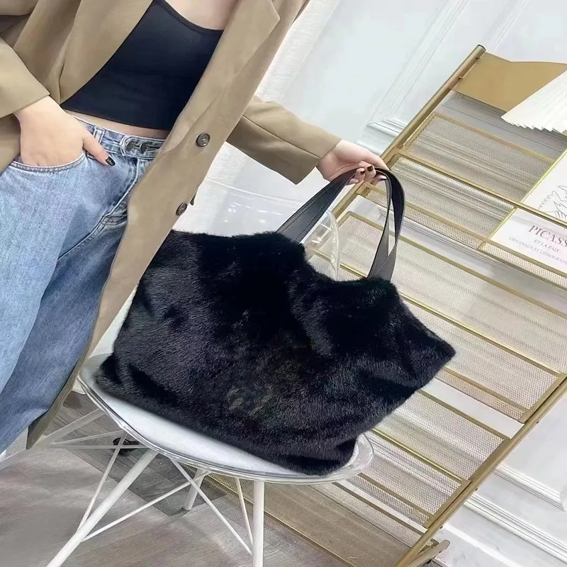 Bolsa de luxo de designer de peles de visita a mink para mulheres bolsas de luxo grandes compras para axila bolsas quentes bolsas bolsas Bolsa de senhora com bolsa de cadeia Novos couro preto bolsas de ombro preto