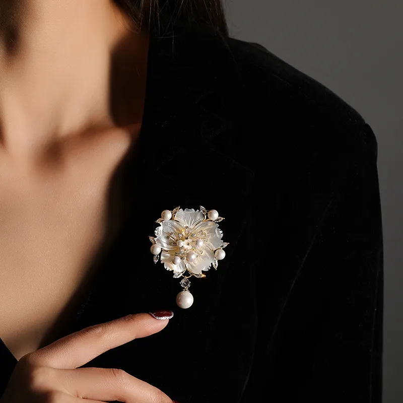 Favor Premium plum mother-of-pearl shell brooch pearl camellia pin flower clothing zirconia corsage