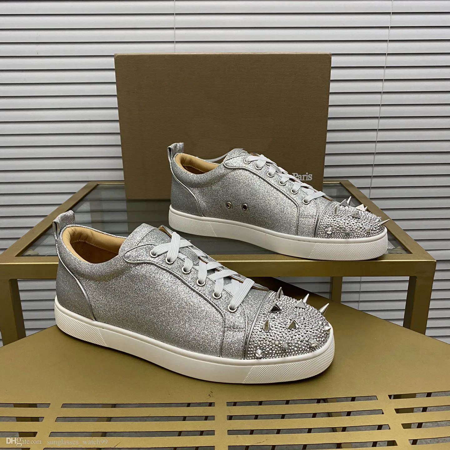 Chaussures semelles sales cloutées