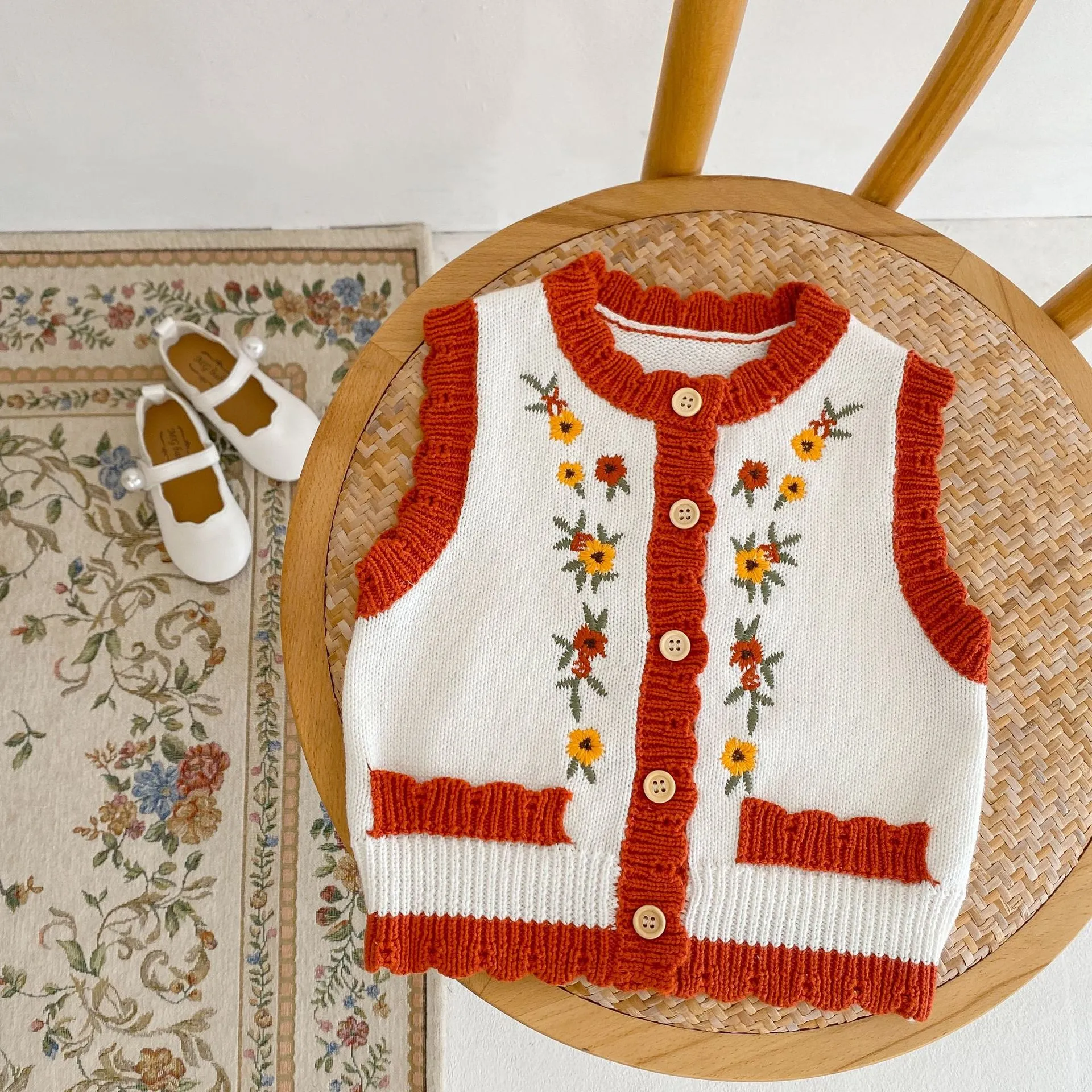 Ins Baby Kids Clothing Sweater Vest O-Neck編み赤と白のパッチワークの花のセーター100％綿100％綿