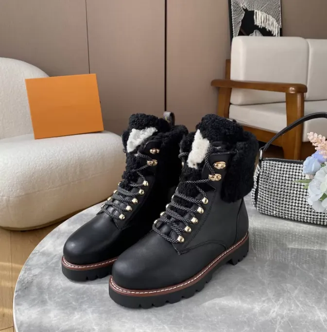 2022 جديدة وصلت امرأة وينتر وينتر أزياء الكعب القصيرة للأحذية القصيرة أنثى جودة عالية الجودة سلسلة جلدية الديكور Martin Boots الحجم 35-40