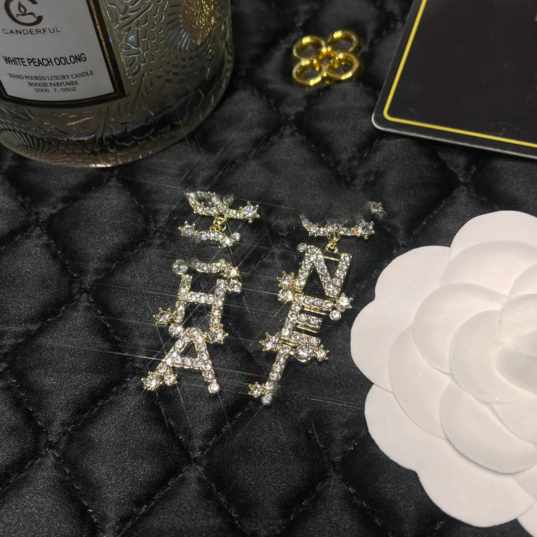 Простые позолоченные 18-каратного золота роскошные дизайнерские дизайнерские буквы из нержавеющей стали Геометрические Известные женщины Инкрустация Кристалл Горный хрусталь Серьги Свадебная вечеринка Jewerlry A852