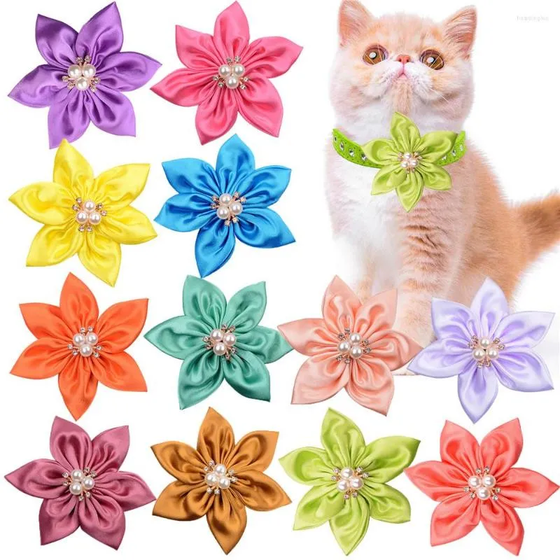 Vêtements de chien 50/100pcs Accessoires de chiot de chat de compagnie Accessoires de collier de fleurs amovibles Petits charmes avec des arcs de toilettage de perles de strass