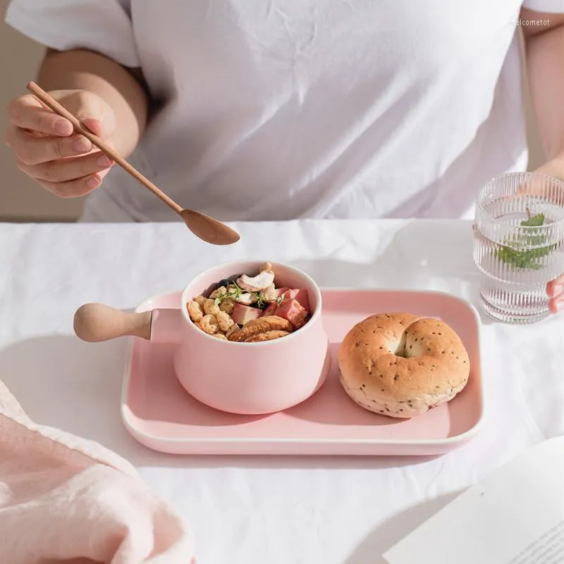 2つのセラミックディナープレートのプレートセットと朝食用のボウルを提供するトレイミルクパンパンケーキフルーツサラダテーブルウェア