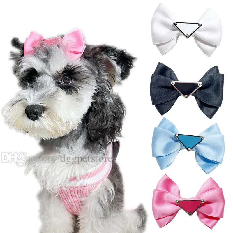 Fermagli per capelli di design Marca Abbigliamento per cani Bowknot Barretta francese Fiocchi Ornamenti per Yorkie Teddy Grooming Accessori per capelli con triangolo classico Carta metallica A489