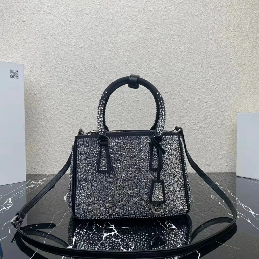 Designer Mini Satin Sparkle Rhinestone Saffiano Toes Bag Full Star Diamond Satijnen driehoek gegraveerde handtassen vrouwen Twee zijkant zilveren zilveren hardware winkelbanden portemonnee