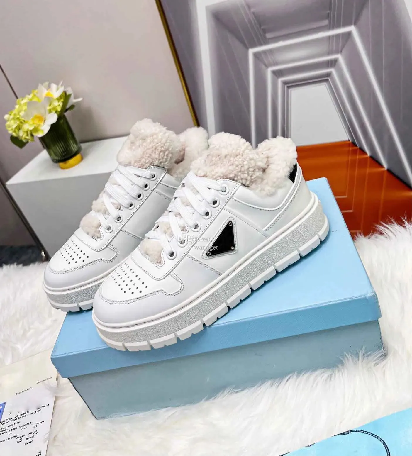 Warme luxe zachte shearling sneakers schoenen vrouwen geëmailleerde metalen driehoek wit zwart lederen dame comfort lady casual wandelen eu35-41 met doos