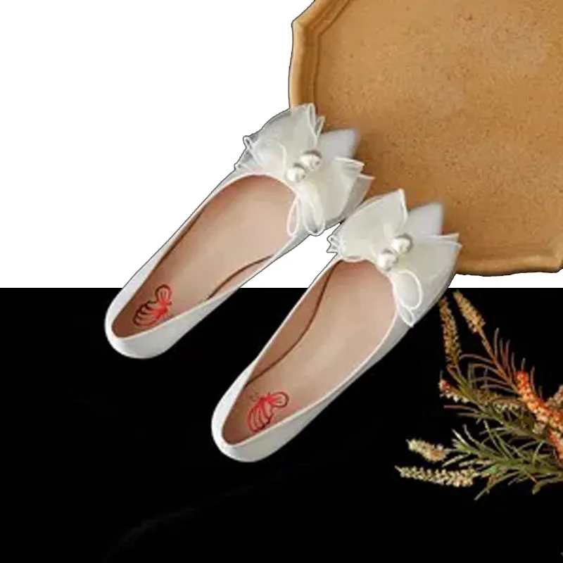 Lyxvarum￤rkesdesigner kvinnors sandaler kl￤r skor klassiska vita botten klackar plus storlek