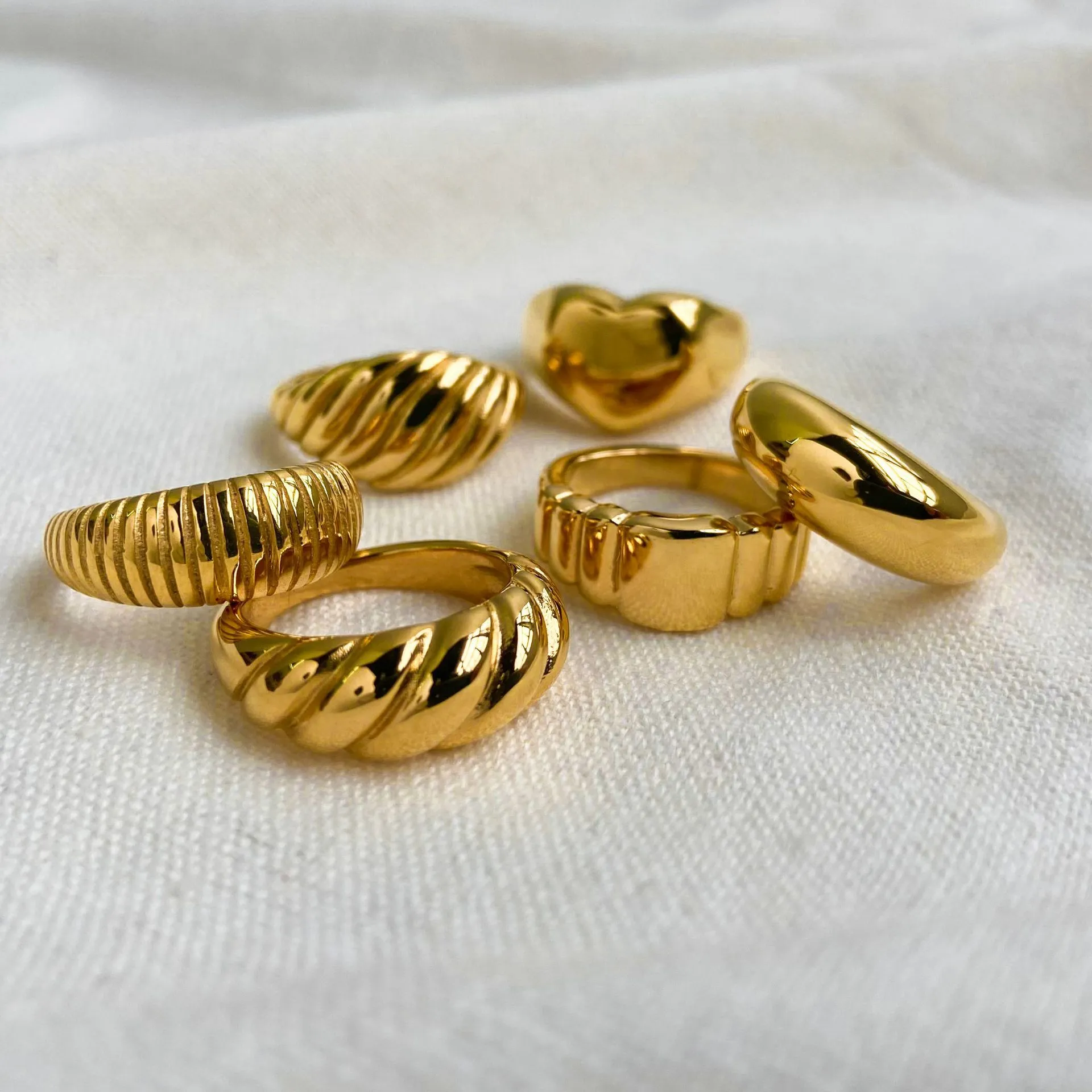 Croissant-Ring, vergoldeter Edelstahl mit IP-Beschichtung, Statement-Gravur, Streifen, geflochtenes, gedrehtes Seil, klobige Siegelringe