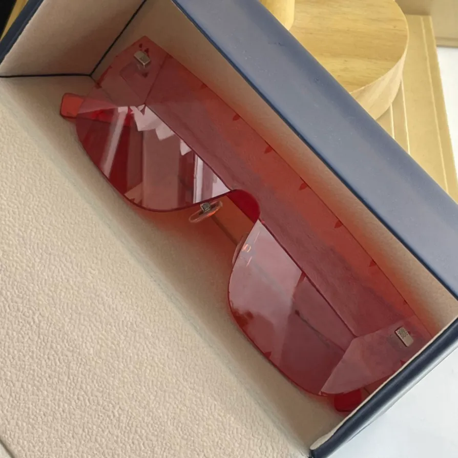Czerwona Ramka Maska Maski City Sunglasss for Men Flat Top Kieliszki Modne Sunnies Oczoce Uv400 z pudełkiem