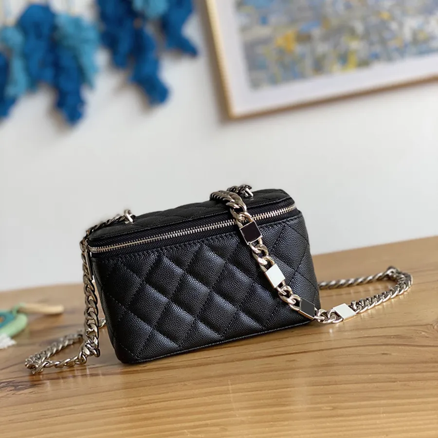 Luxury Small Quilted Leather Cosmetic Bag with Chain Strap 2024 Designer Vanity Bag for Women Makeup Organizer with Zipper Closure 17CM