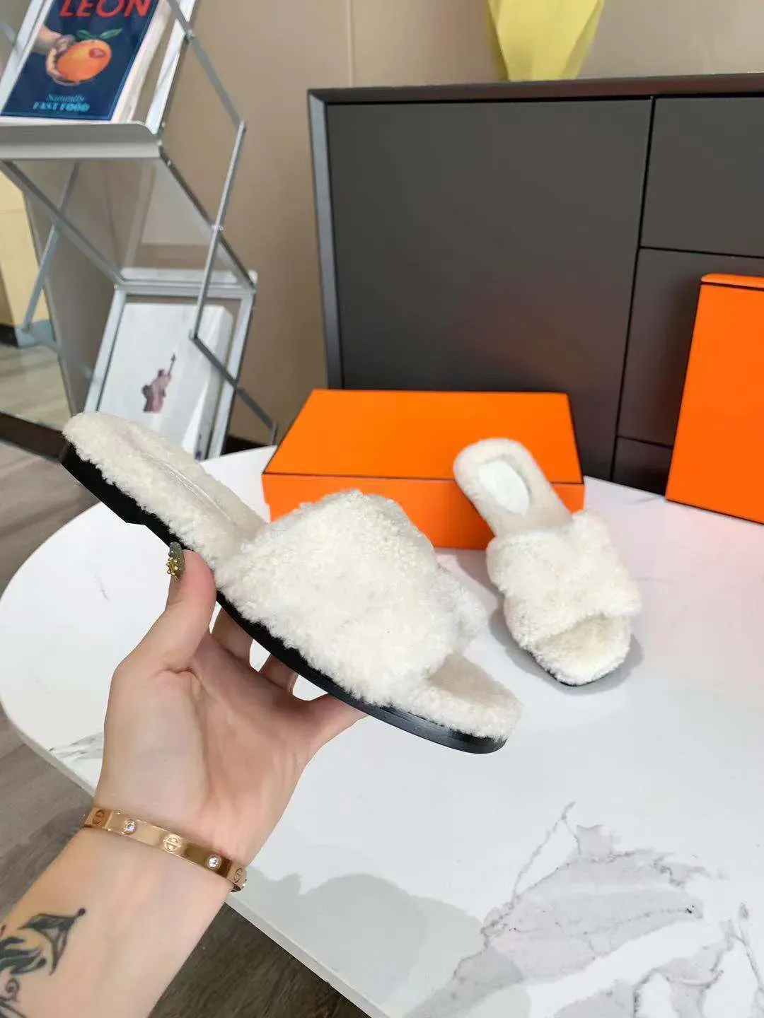 Oran Oran Sheep Hair Slippers Осенние женщины носят мех. Один плоский дно повседневная шерсть