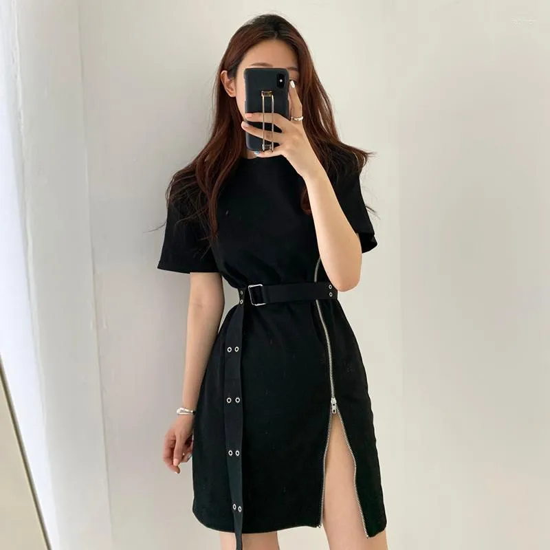 Robes décontractées Droite Fente Équipage Fermeture Éclair Noir T-shirt Robe Femmes Ceinture Taille Robe D'été Vestidos Streetwear Goth Sauvage À Manches Courtes