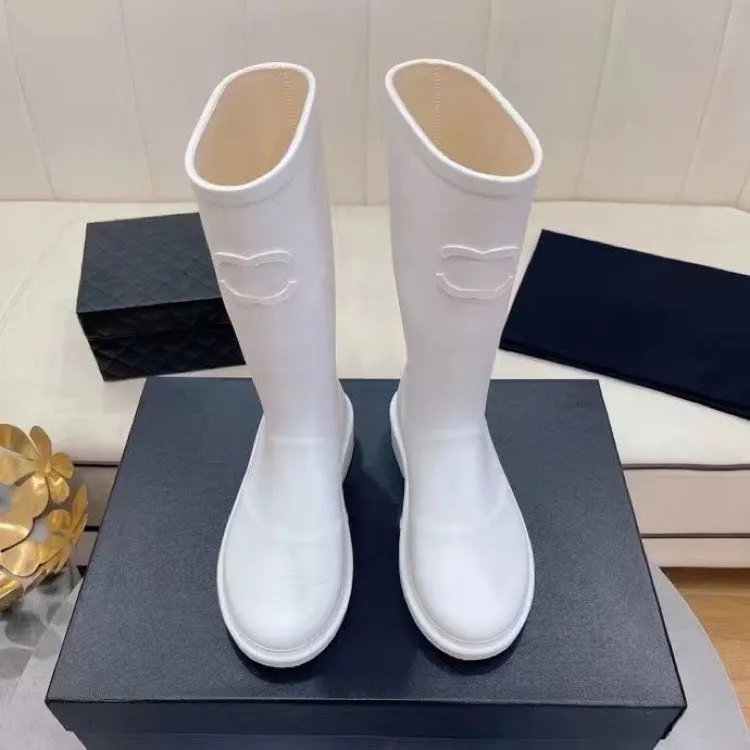 Top Chanells Boots Designer Square Toe Toe Boots Rain Boots الكعب الكثيف سميكة سميكة الحذاء في الكاحل الحذاء المطاط للنساء جيدة هي الجوارب عالية الجودة فوق صندوق الركبة 79