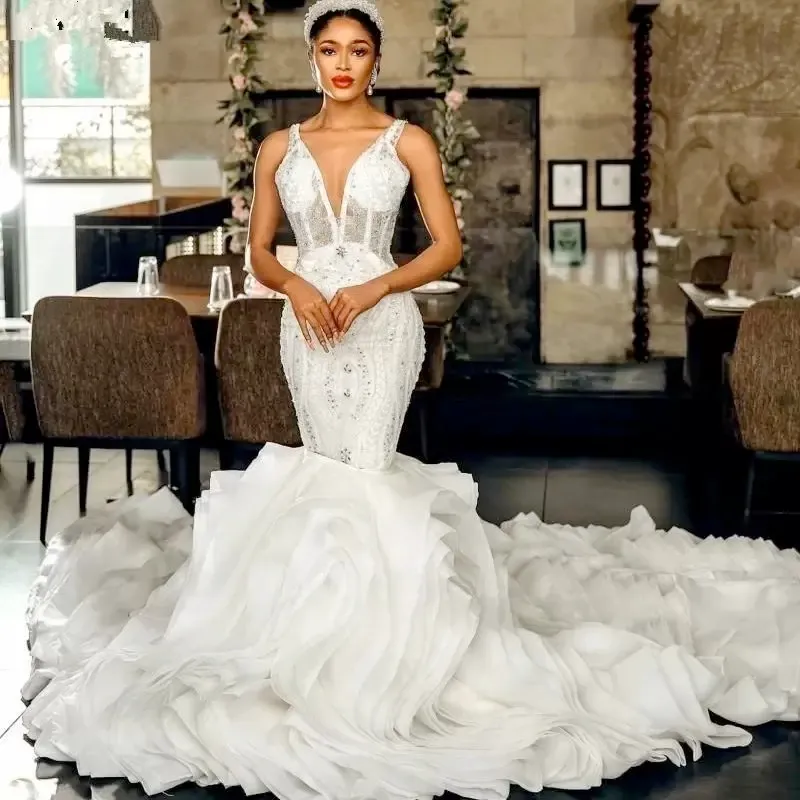 Abiti da sposa a sirena di lusso con perline importanti scollo a V profondo abito da sposa su misura volant fondo vestido de noiva