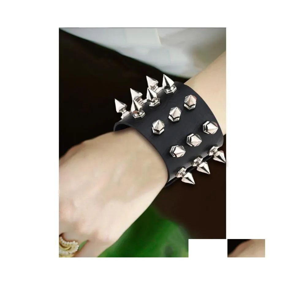 Pulseras con dijes Hombres / Mujeres Punk Rock Pulsera Brazalete Estilo vintage Tachonado Spike Wrap Pareja Fiesta Joyería Entrega de la gota Dhc3F