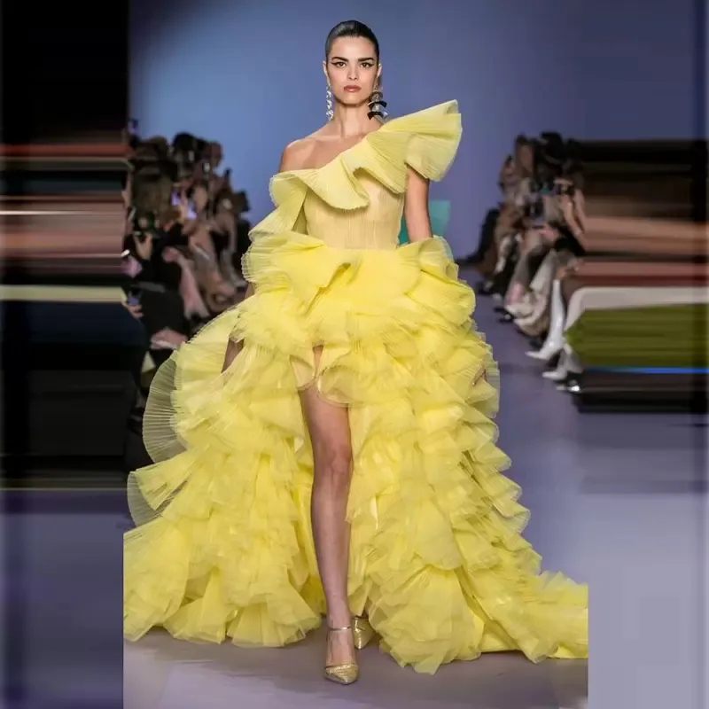 Eleganckie na ramię sukienki wieczorne Sukienki o wysokiej niskiej dzielonej stronie długie żółte tiulowe suknie balowe marszczyzny Brithday impreza specjalna okazja noszenie pociągu sądowego