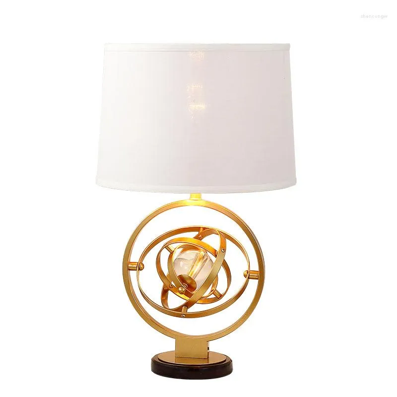 Lampade da tavolo Classica Personalità semplice Lampada a sfera di cristallo creativa Foyer Camera da letto North Model Room Lettura a LED in ferro dorato