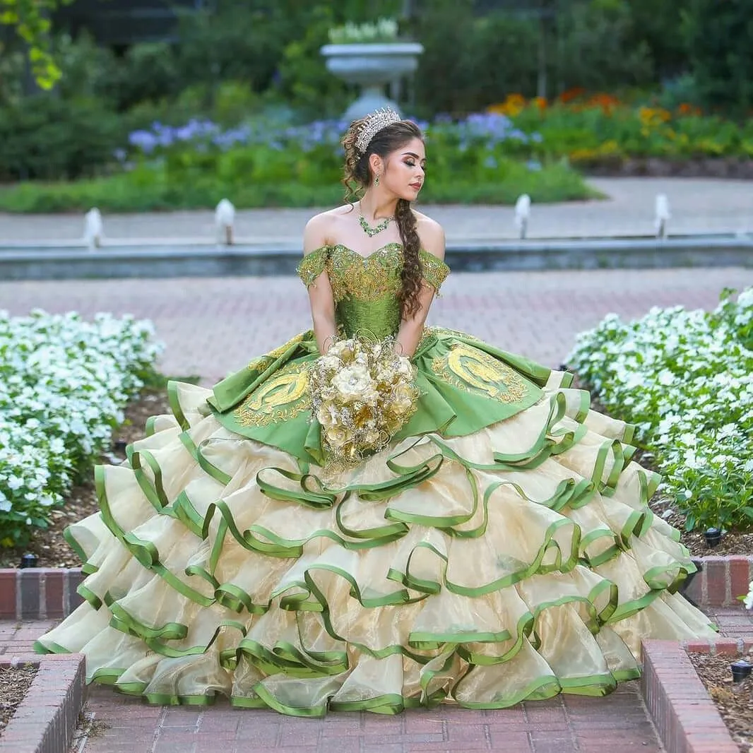 Robe de Quinceanera vert olive, épaules dénudées, broderie mexicaine, dentelle dorée appliquée, passepoil à plusieurs niveaux, robe de fête d'anniversaire pour fille, robe de bal traditionnelle pour débutante