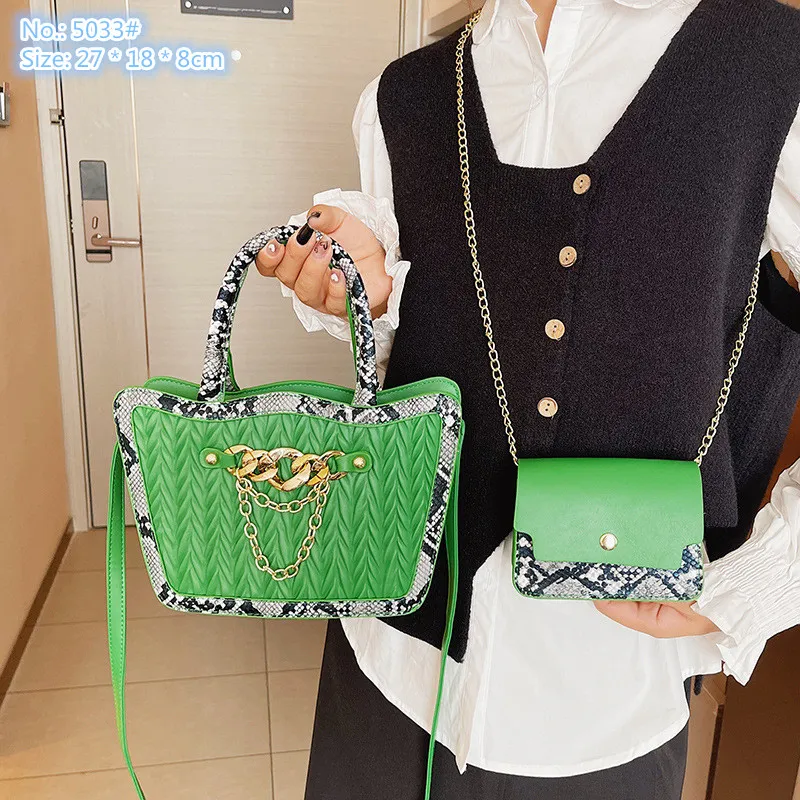 Sacs à bandoulière pour femmes en gros usine 7 couleurs chaîne personnalisée décorative sac à main étranger tendance de la rue sac à dos rayé en relief sacs à main serpent doux