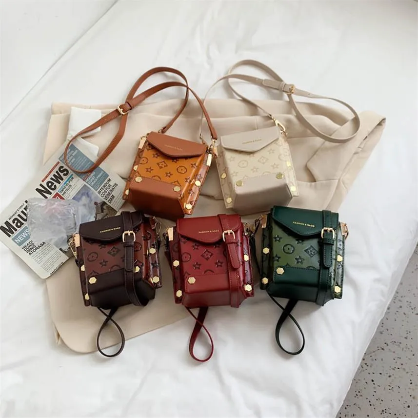 Bolsos con remaches para mujer 2021 Bolsos cuadrados para mujer Bolso bandolera de hombro con forma de caja Paquete de mano para mujer 286z