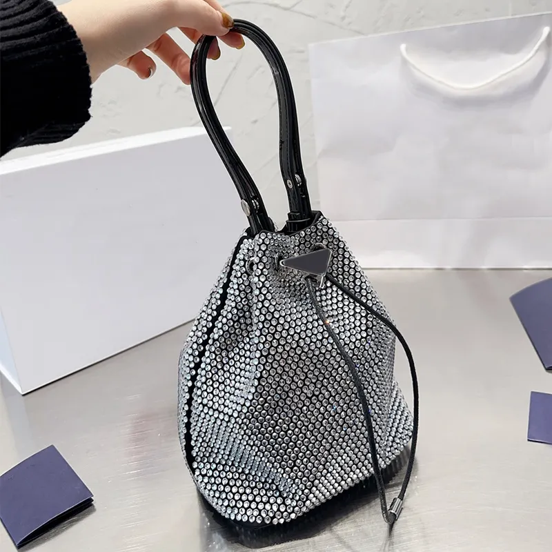 Sac à main en cristal plein de diamants pour femmes, seau à cordon de serrage, sac à main en strass, Mini sac à dos en cuir véritable