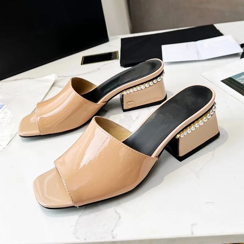 2023 Designer Pure Color Square Head Slides tofflor Kvinnor Luxury Leather Pearl Ornament Outdoor High Heels Sandaler Ladys Sexig grunt Mouth Slipper Shoes Storlek 35-41