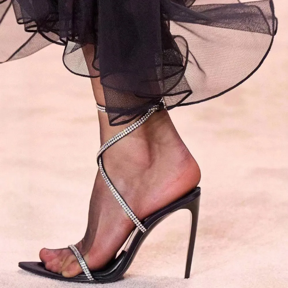 Ny stil Diamantsandaler Designer högklackade skor för kvinnor Kristalldekoration Satinspänne Lyxkedja Ankelrem 10,5 cm spetsig Fest Middagsklänning Skor