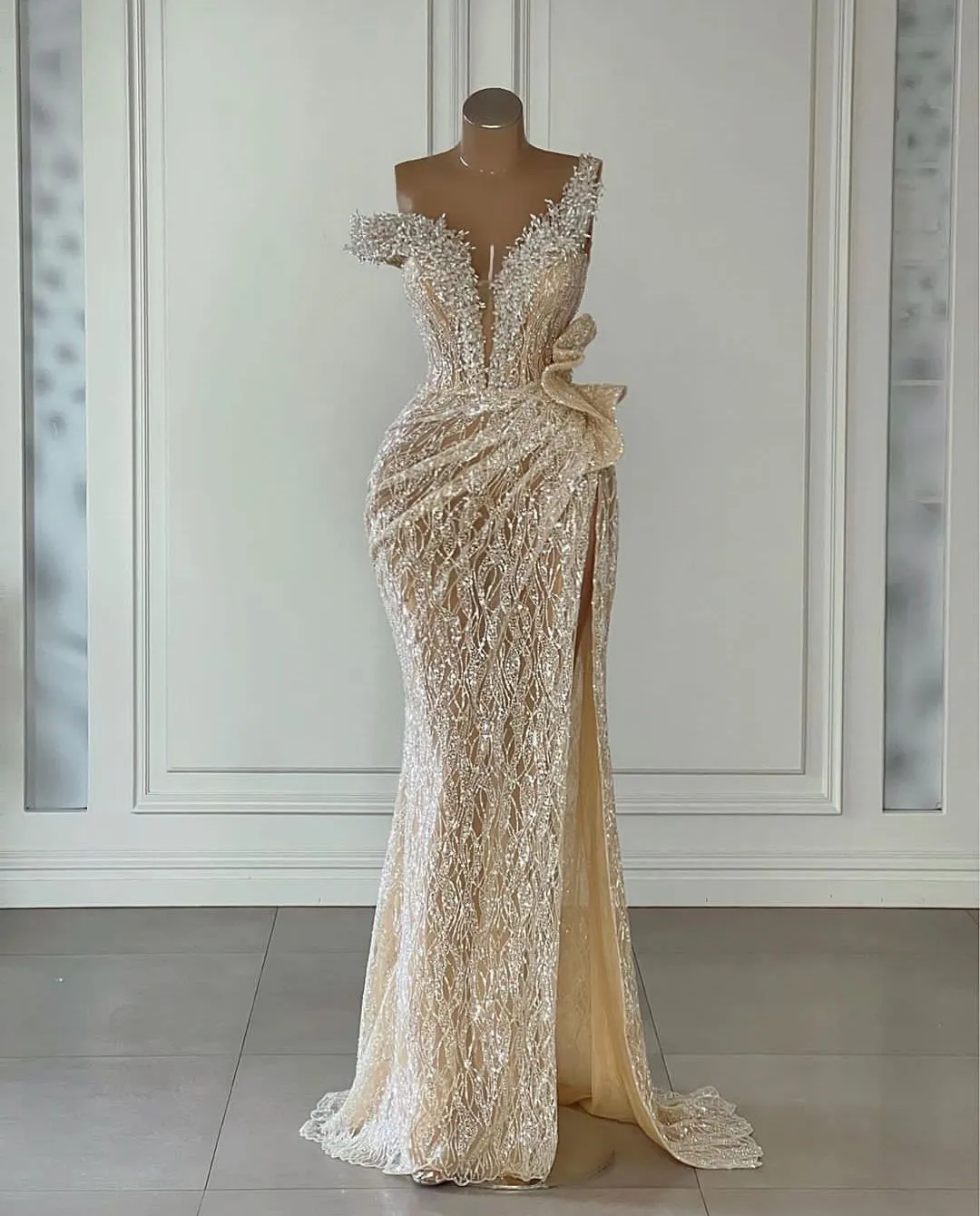 Elegant Champagne Mermaid Prom Dresses Sleeveless V Neck Beaded Appliques Sequins Pearls Floor Length Side Slit Lace Evening Formal Dresses Plus Size Custom Made