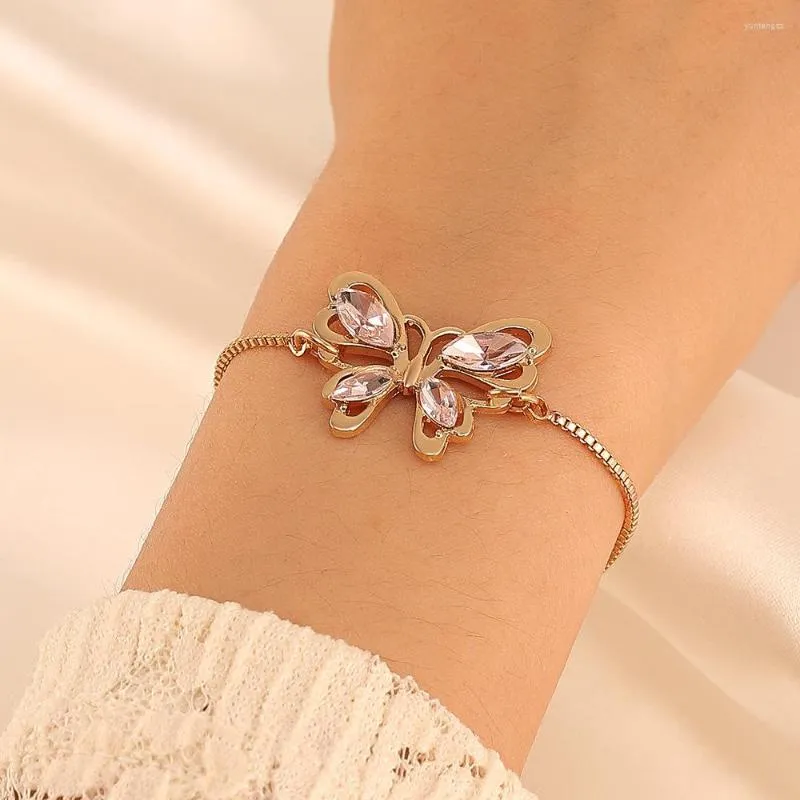 Charm Armband 2022 Utsökta kvinnors armband Pink Crystal Hollow Out Butterfly Women smycken Födelsedagsfest Presenttillbehör