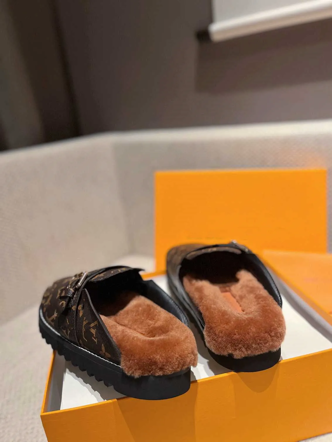 Fluffy Fluffy Cozy Flat Comfort Clogs Mules Slippers Chaussures decontractees chaudes interieures exterieures en cuir en cuir 2024 Sandales d ete