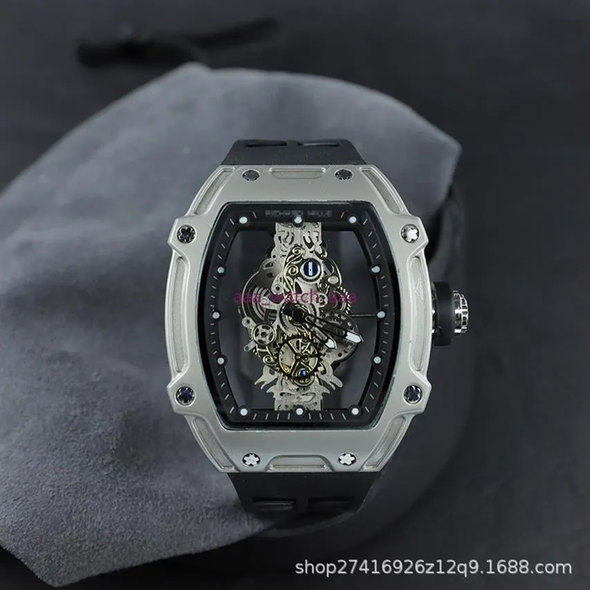 В последней версии Skull Sports Sports Начаты есть мужская и женская модная Quartz Watch196r