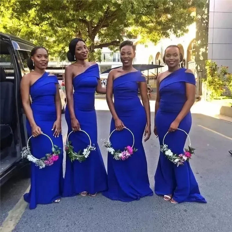 2023 Royal Blue Mermaid Bridesmaid klänningar en axelgolvlängd Satin Beach plus storlek bröllop gästklänningar skräddarsydd formell kvällskläder