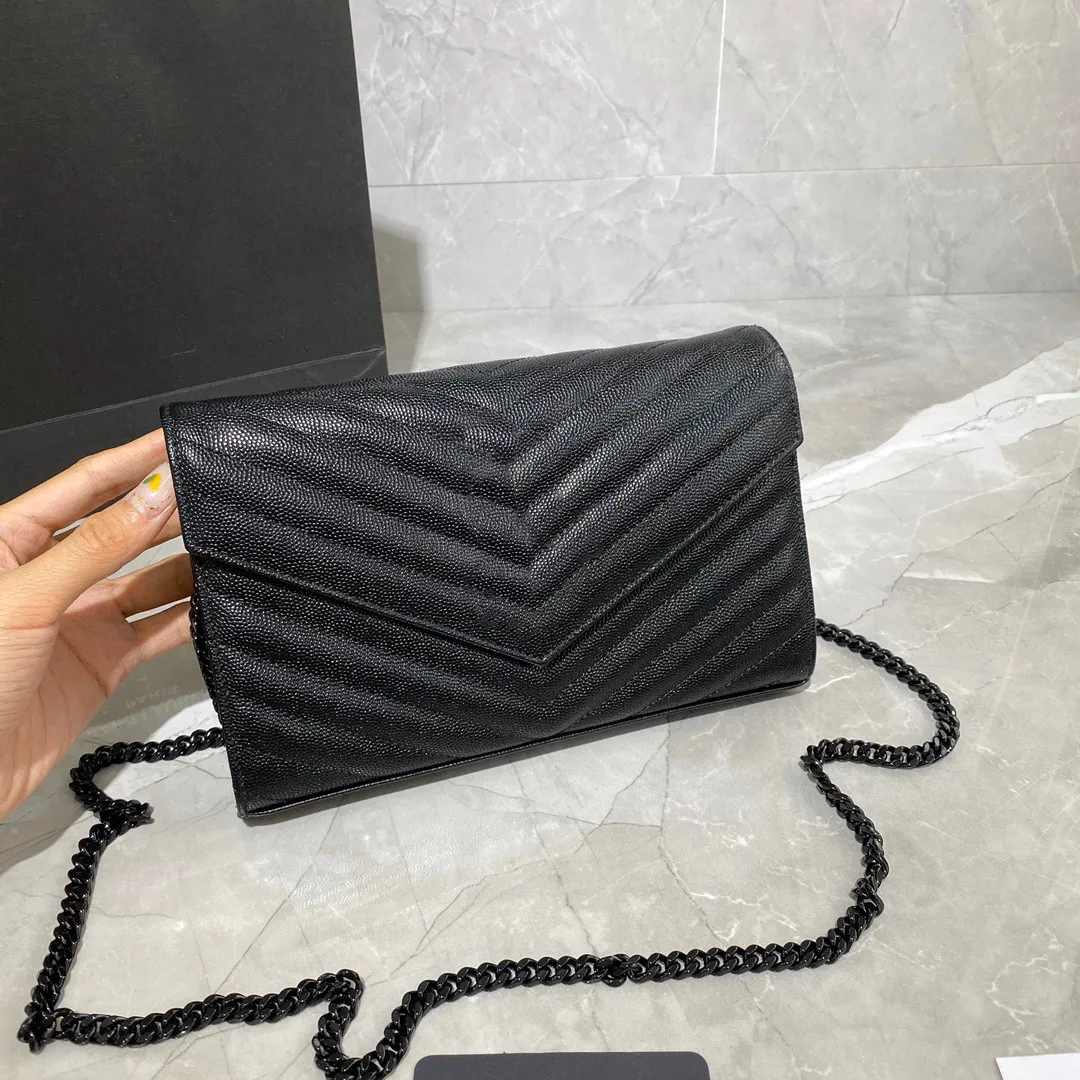 Hela kvinnan Cassandra Matelasse Chain Evening Bag Wallet i Grain de Poudre präglat läder med metall-logo212b