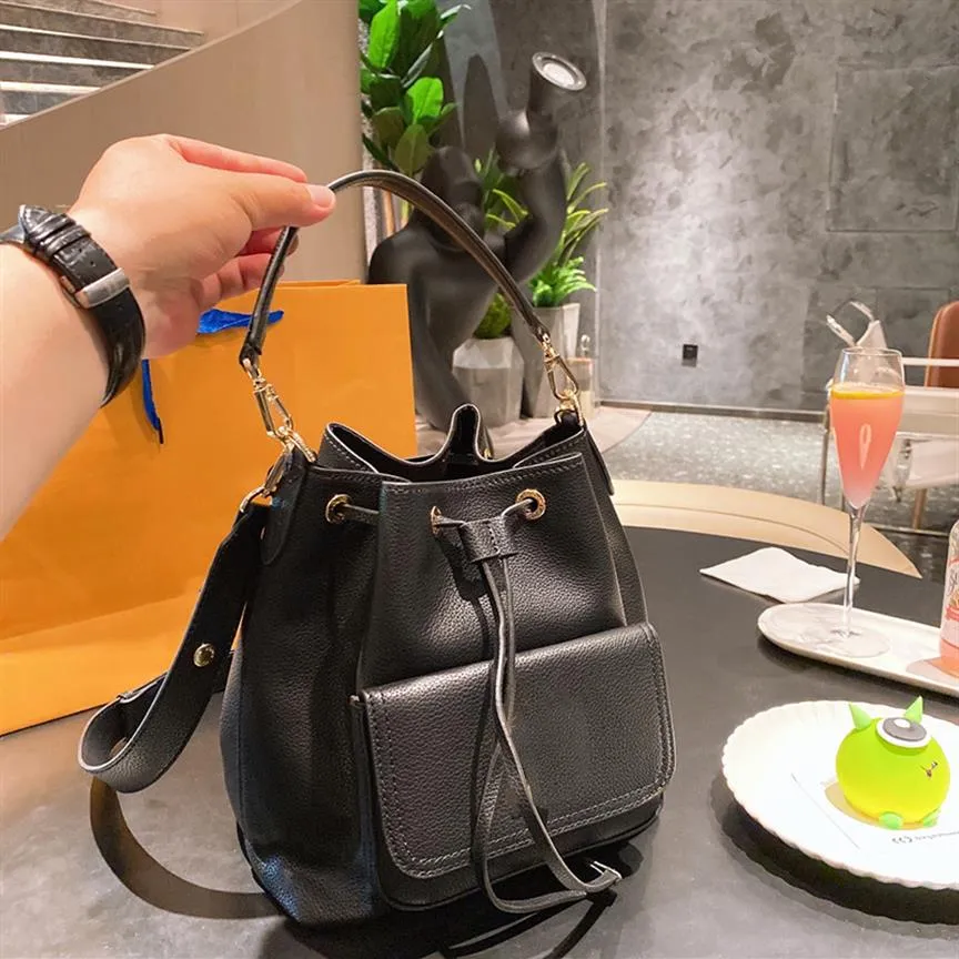 21Ss Lock Fashion Bucket Bags Caviar Leather Vitello Hardware Gold Top Handle Totes Cross Body Strap L Outdoor Sacoche Casual Ver315t