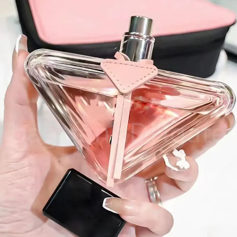 Désodorisant de voiture parfums pour femmes hommes parfum intérieur extérieur bouteille triangulaire rose avec boîte scellée 90 ml