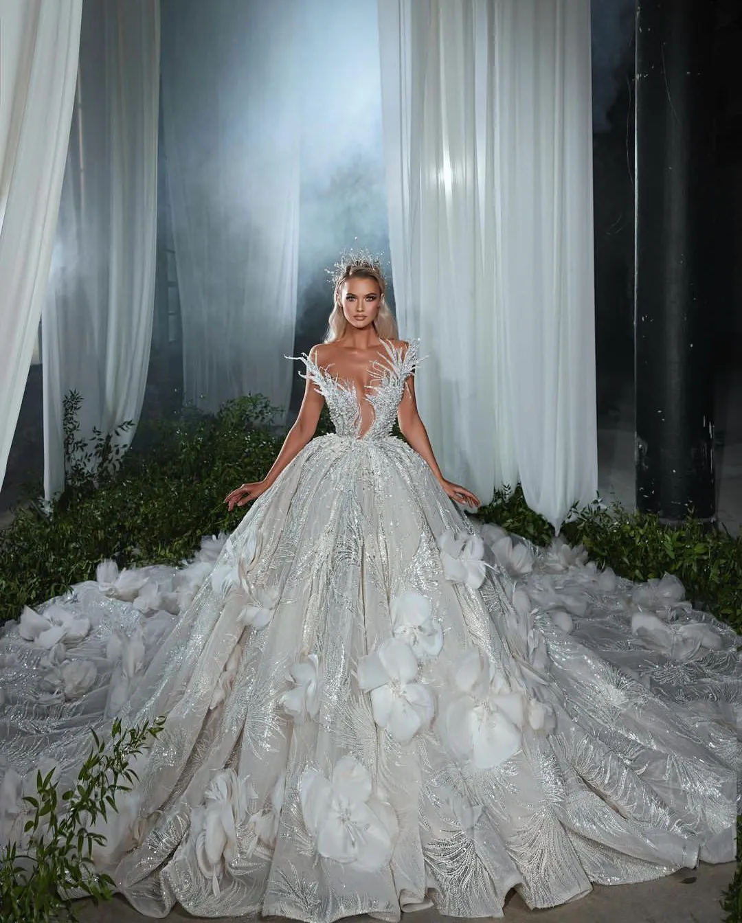 Beading Satin V-neck 3D Flowers Ball Gown Wedding Dress Beading Satin V-neck 3D Flowers Ball Gown Wedding Dress