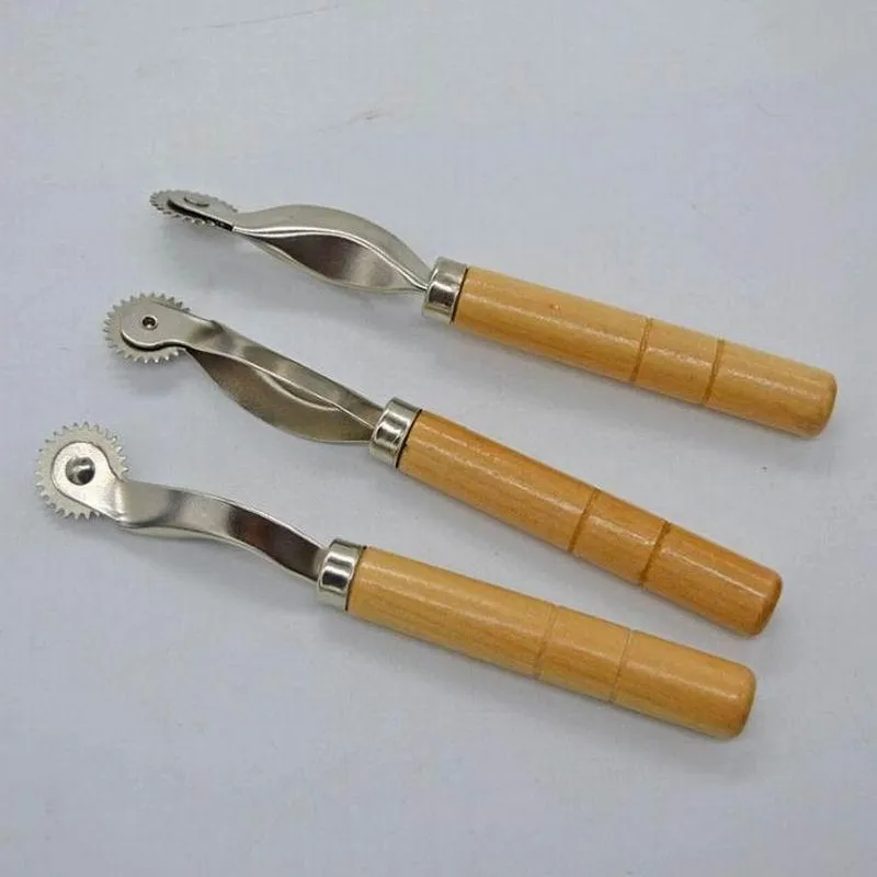 木製のハンドル付きハンドツール縫製キット実用的な鋸歯状パターントレーストレースホイールテーリングステッチマーカーRRC753