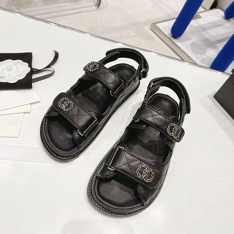 Kvinnor svart casual sandaler med platt klack Läder Lyxiga designersandaler med rem Stora 35-43 Klassisk sandal med stängd tå