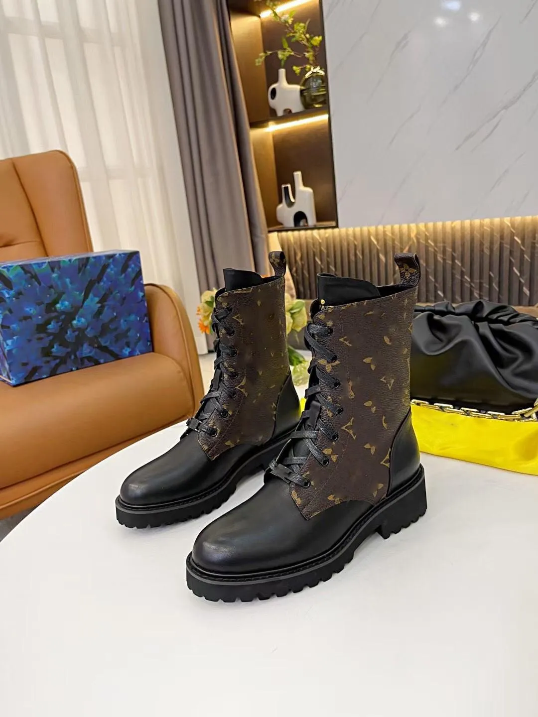 2023 Роскошная территория Flat Boots Женские дизайнерские дизайнерские дамы, печатная печать зимняя ботинка, размер 35 -40