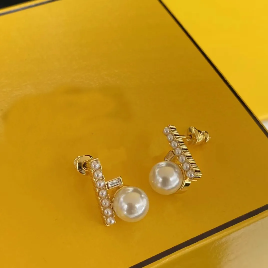 Europese en Amerikaanse persoonlijkheid Large Pearl Stud oorbellen Modemerk 18K GOLD-VERPLATISCHE MESSCHAP MATERIAAL LUXE EARBRENINGEN Designer voor vrouwelijke beroemdheden Aretes