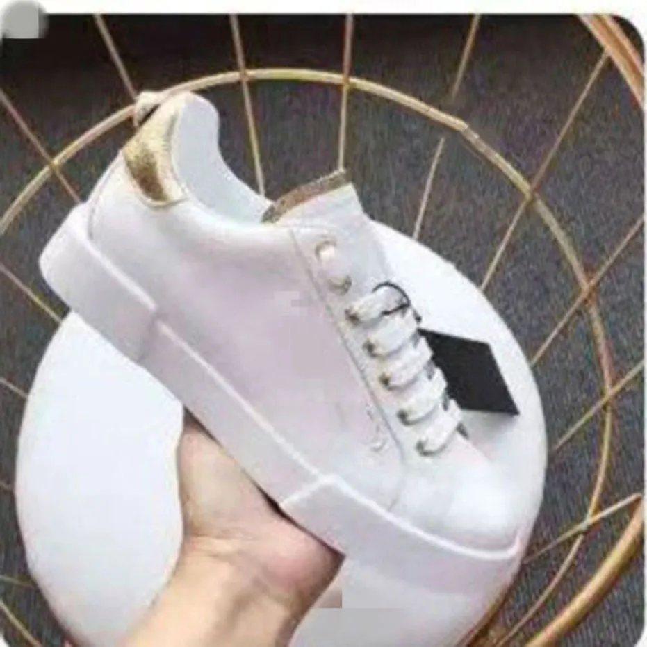 2023 Mode Women Shoes Herrläder Lace Up Platform Overdimensionerad Sole Sneakers White Black Casual HCRTFD00001