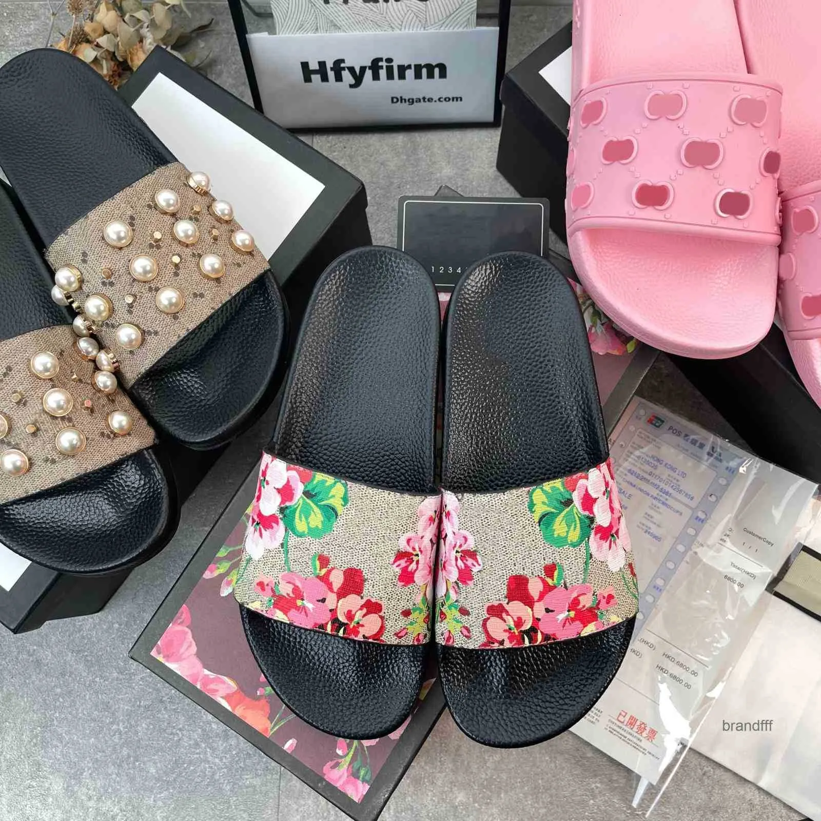 Lyxdesigner män kvinnor sandaler med rätt blommor lådan dammsäck skor orm tryck SUMMER SOMME TLAT Slipper Storlek 35-48