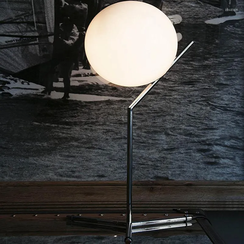 테이블 램프 Morden Silver Gold Glass Lamp Study 거실 침실 침대 옆에서 간단한 작업 보호 LED 조명기구