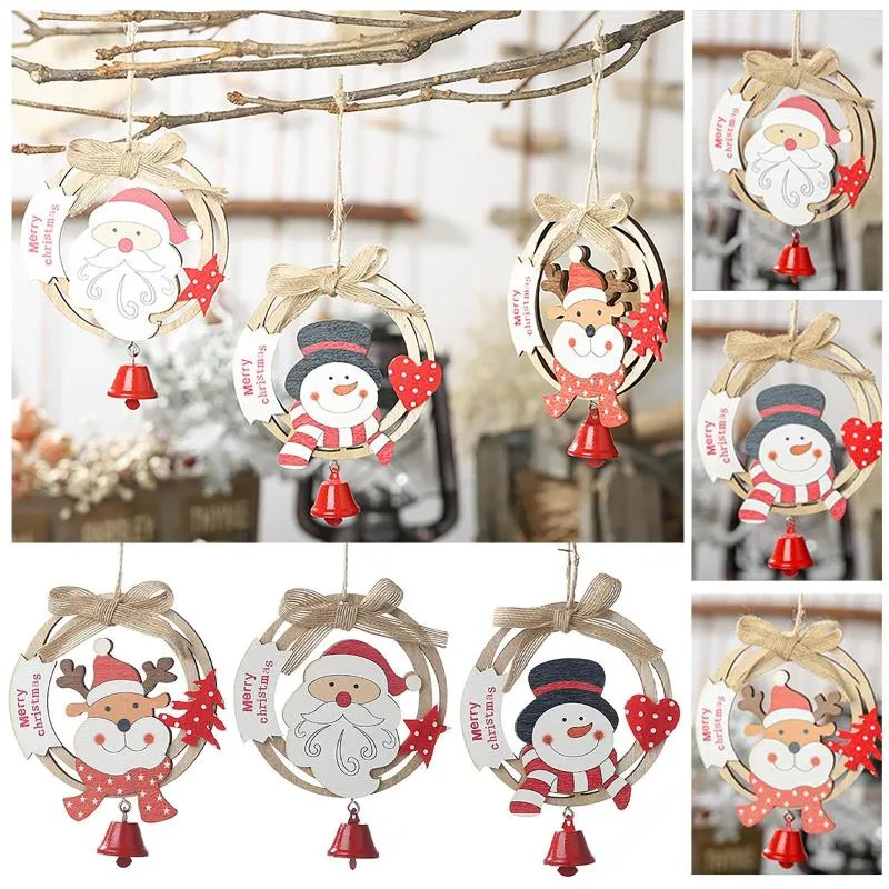 Dekorative Figuren, weihnachtliche hängende Holzornamente, hohle Ausschnittanhänger, Holzkugeln, rustikaler Baum für den Urlaub