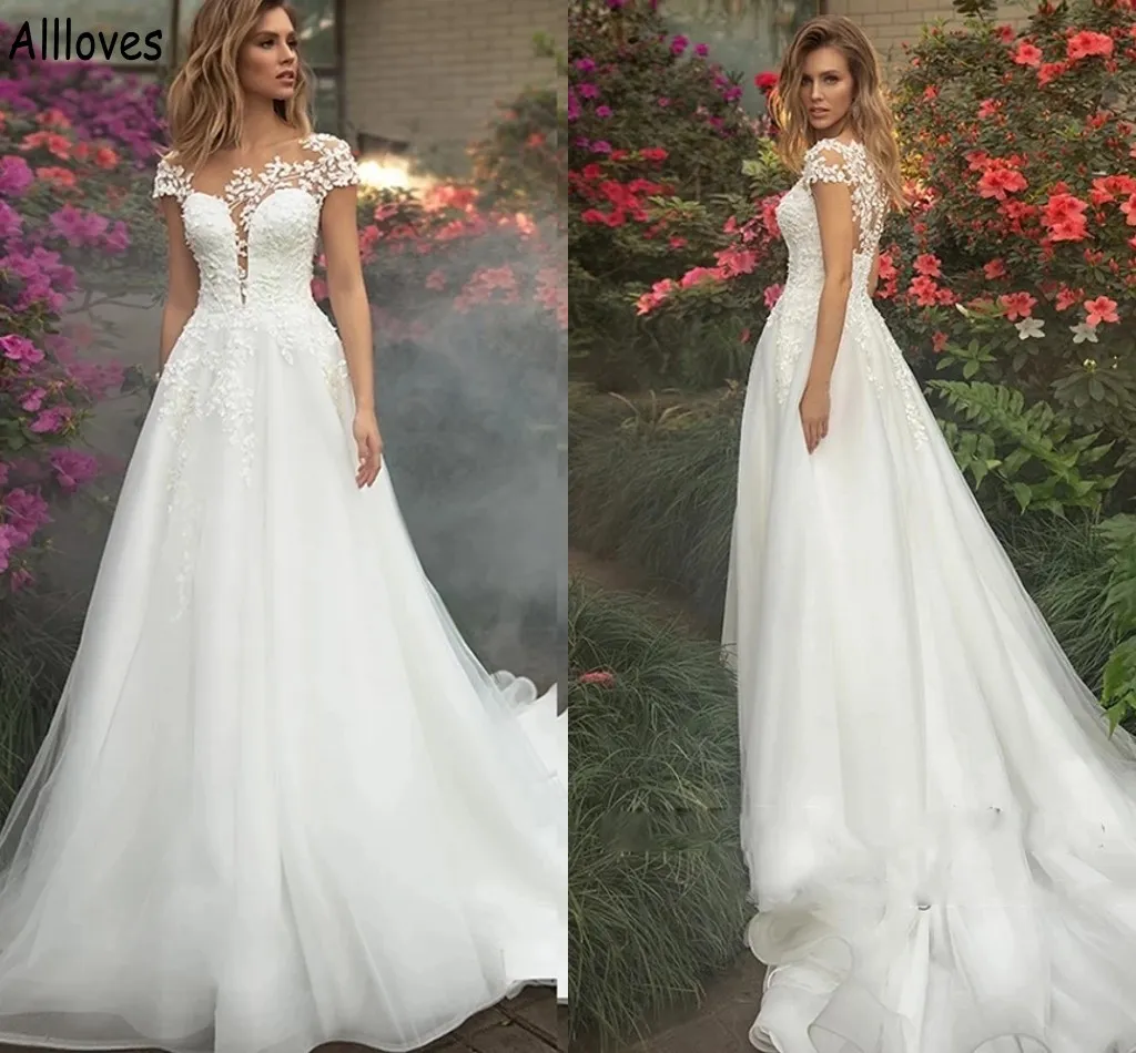 Boho Dentelle Appliqued Une Ligne Robes De Mariée Pour La Mariée Ivoire Tulle Jewel Neck Cap Manches Robes De Mariée Balayage Train Boutons Retour Plus La Taille Jardin Robes De Mariee CL1335