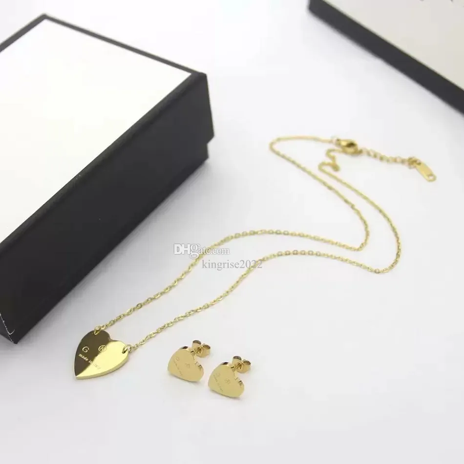 Luxus Europa Amerika Mode Schmuck Sätze Frauen Lady Anhänger Halsketten Titanstahl Gravur Buchstabe 18k plattiert Gold Designer Halsketten Ohrringe mit Herz Geschenk